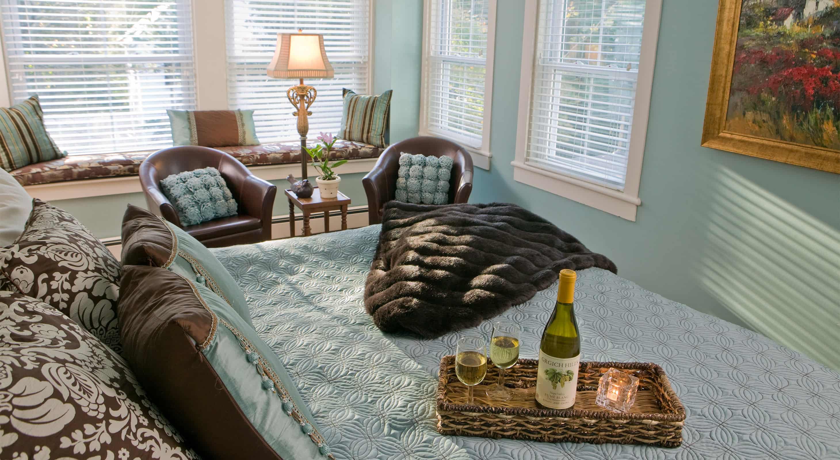 Bed with wine in Sweet Woodfruff room