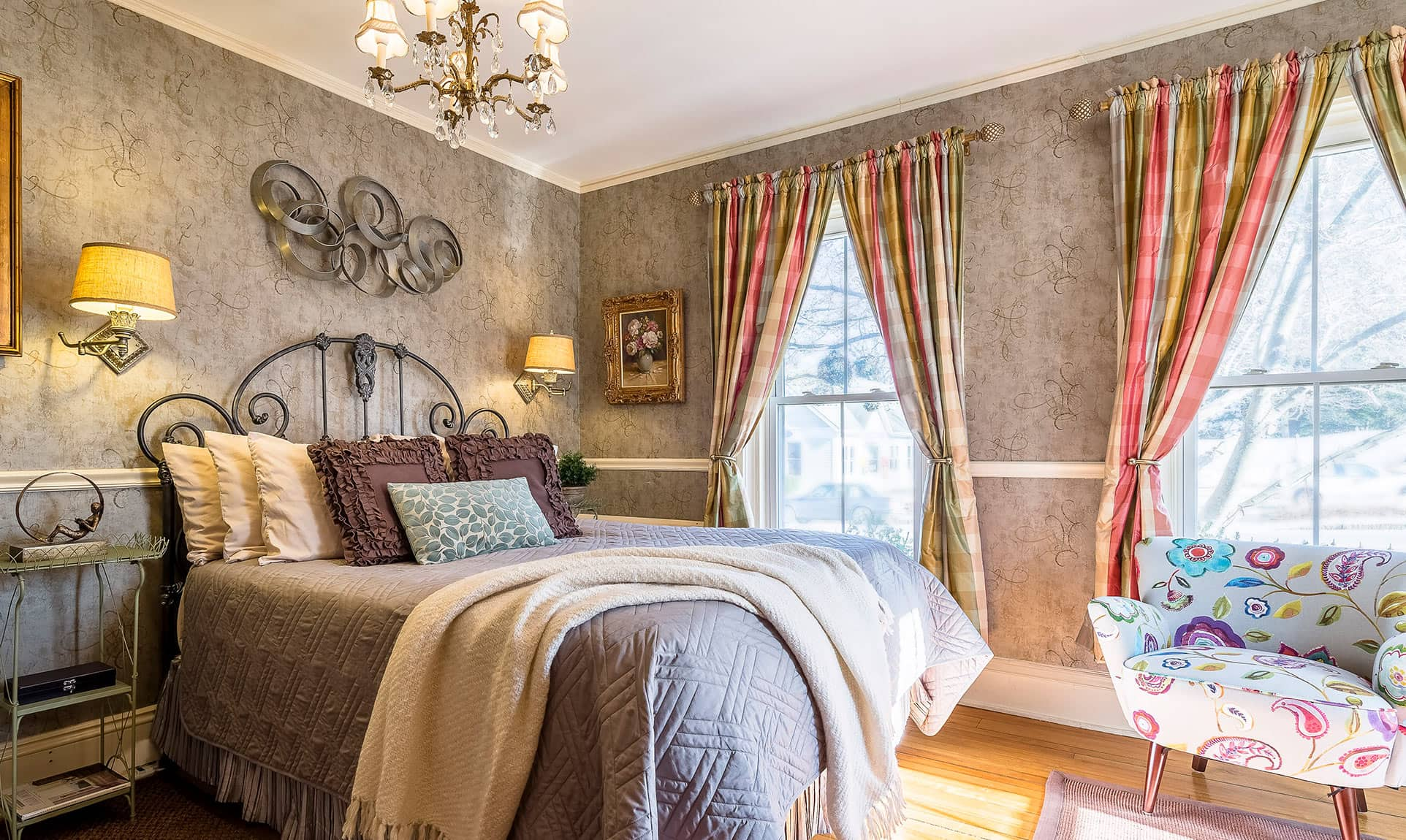 Bed in Florence Room with chandelier